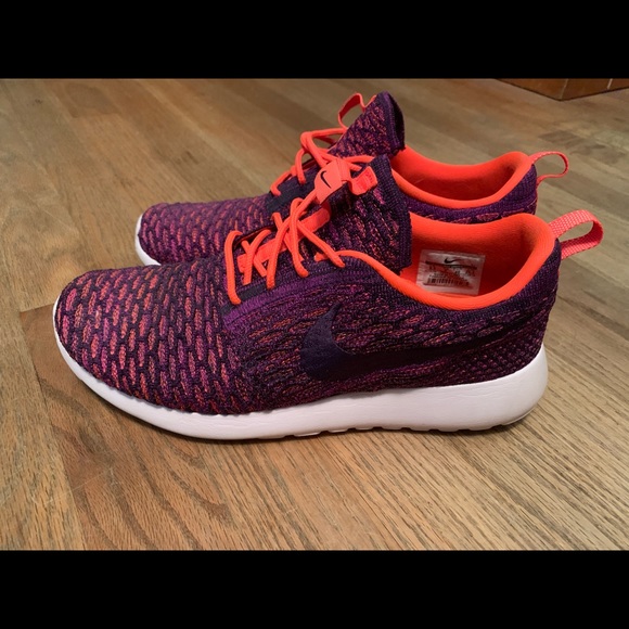 Nike Shoes - Nike Roshe